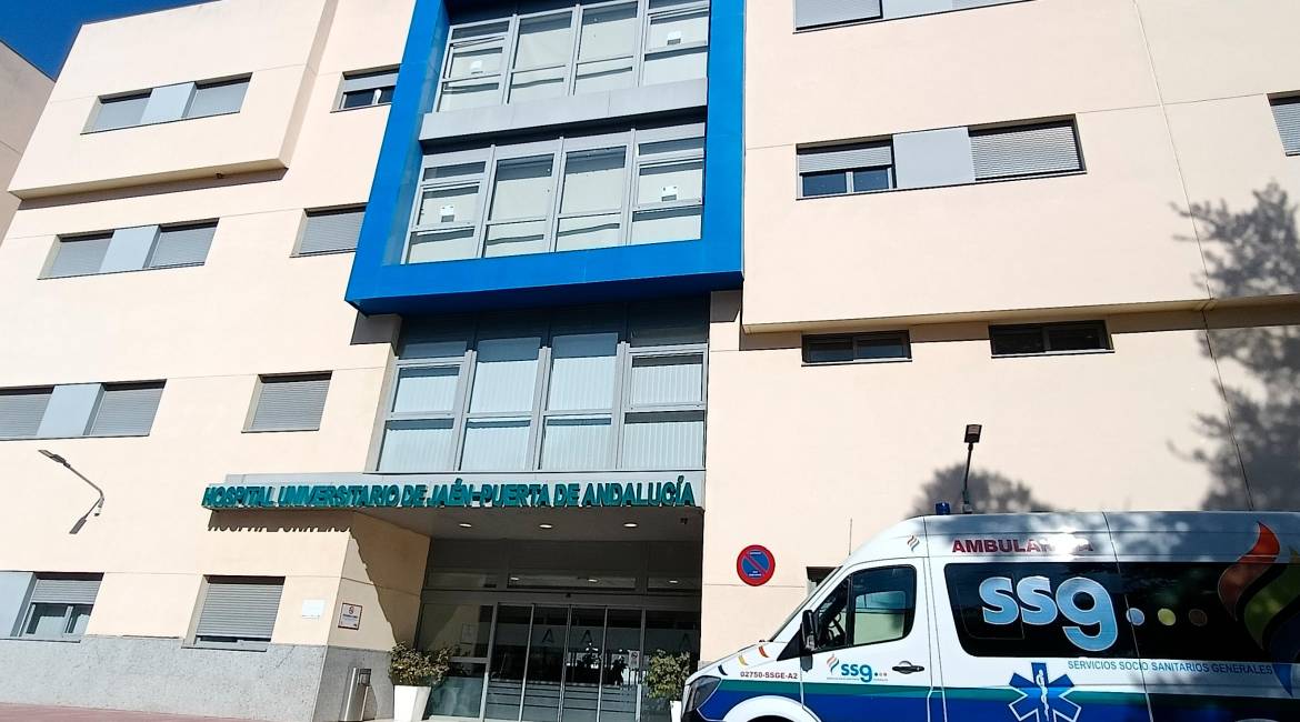 Vista general de la fachada del Hospital Puerta de Andalucía, con una ambulancia en la entrada de este centro sanitario. / F. Gaitán / Diario JAÉN. 