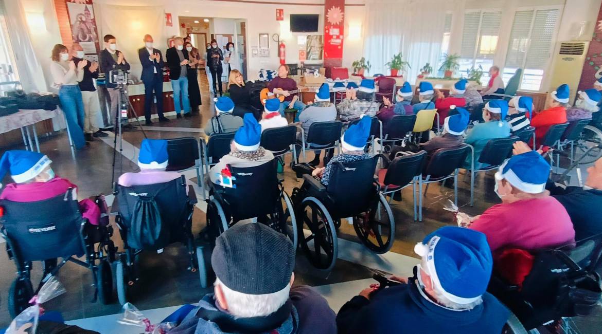 Entrega de gorros navideños en la Residencia de Mayores Nuestra de las Mercedes de Alcalá la Real. / F. Gaitán / Diario JAÉN.