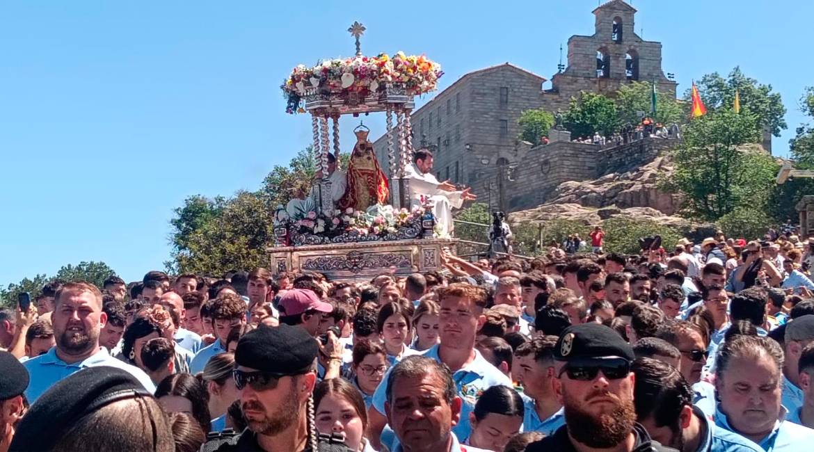 La Virgen de la Cabeza, rodeado de fieles junto al santuario. / M. Rosa.