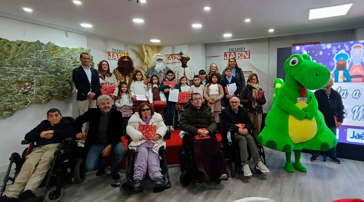 Foto de familia de todos los premiados, junto con el delegado territorial de Desarrollo Educativo, Francisco José Solano; el director de Diario JAÉN, Juan Espejo; residentes de la residencia Aspramif de Entrepinares del Mercadillo y la mascota Oli. / F. Gaitán / Diario JAÉN.