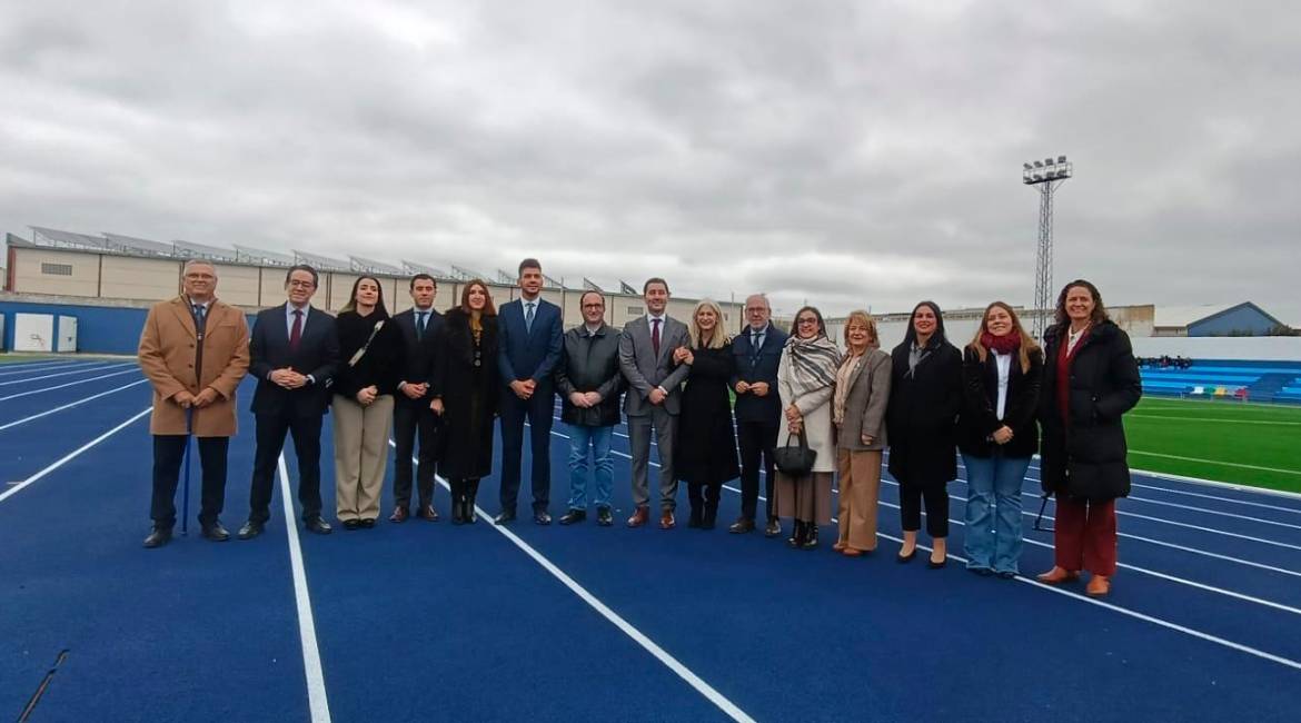 La consejera de Cultura y Deportes, Patricia del Pozo, flanqueada por el alcalde de La Carolina, Cristóbal Pérez; el delegado de Gobierno de la Junta en Jaén, Jesús Estrella; el delegado territorial de Cultura y Deportes, José Ayala, y concejales del Ayuntamiento carolinense. / F. Gaitán / Diario JAÉN.