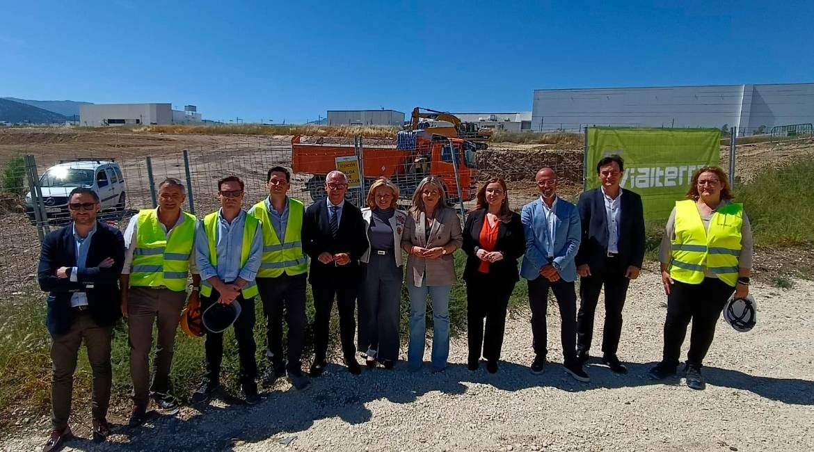 Juan Ángel Jiménez, Miguel Ángel Moreno, Tomás Jesús Cobo, José María Delgado, Jesús Estrella, María Luisa del Moral, Elena González, Belén Martínez, Juan Manuel Bueno, Agustín González y Julia Montijano, junto al solar donde estará la futura Lavandería. / F. Gaitán / Diario JAÉN. 