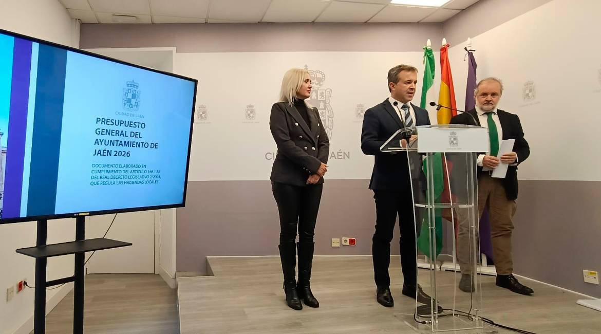 La primera teniente de alcalde, María Espejo; el alcalde de Jaén, Julio Millán; y el concejal del Área Económica del Ayuntamiento de Jaén, Francisco Lechuga, durante la presentación del presupuesto municipal para 2026. / F. Gaitán / Diario JAÉN.