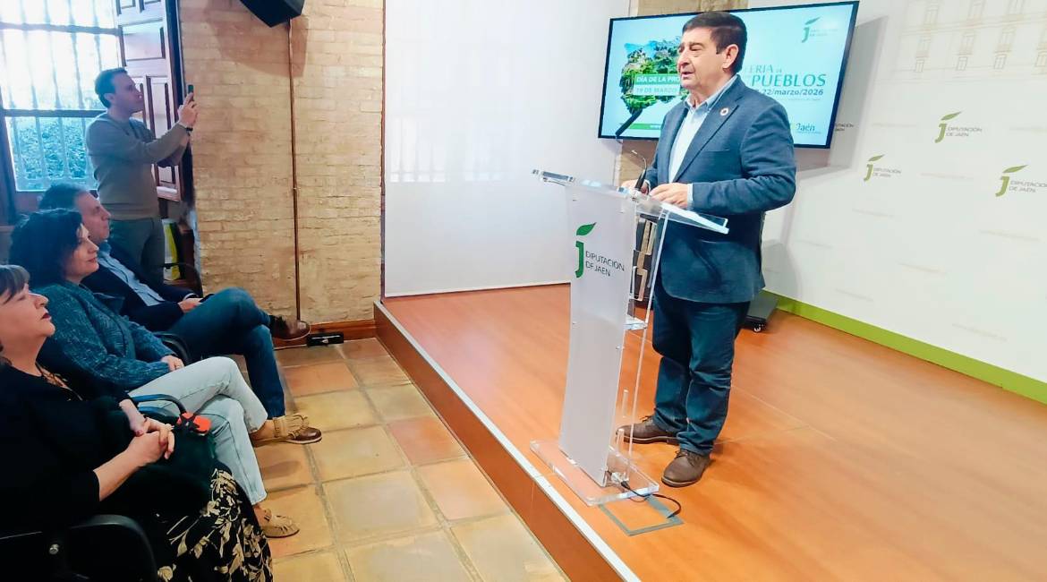 El presidente de la Diputación Provincial de Jaén, Paco Reyes, durante la presentación de la Feria de los Pueblos, con Ángel Vera, Isabel Uceda y Pilar Parra en primera fila. / F. Gaitán / Diario JAÉN.