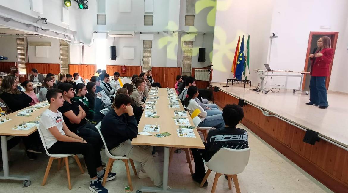 Un instante de la ponencia “Aceite, Olivar y Vida” a cargo de Soledad Román en el IES Fernando III. / F. Gaitán / Diario JAÉN.