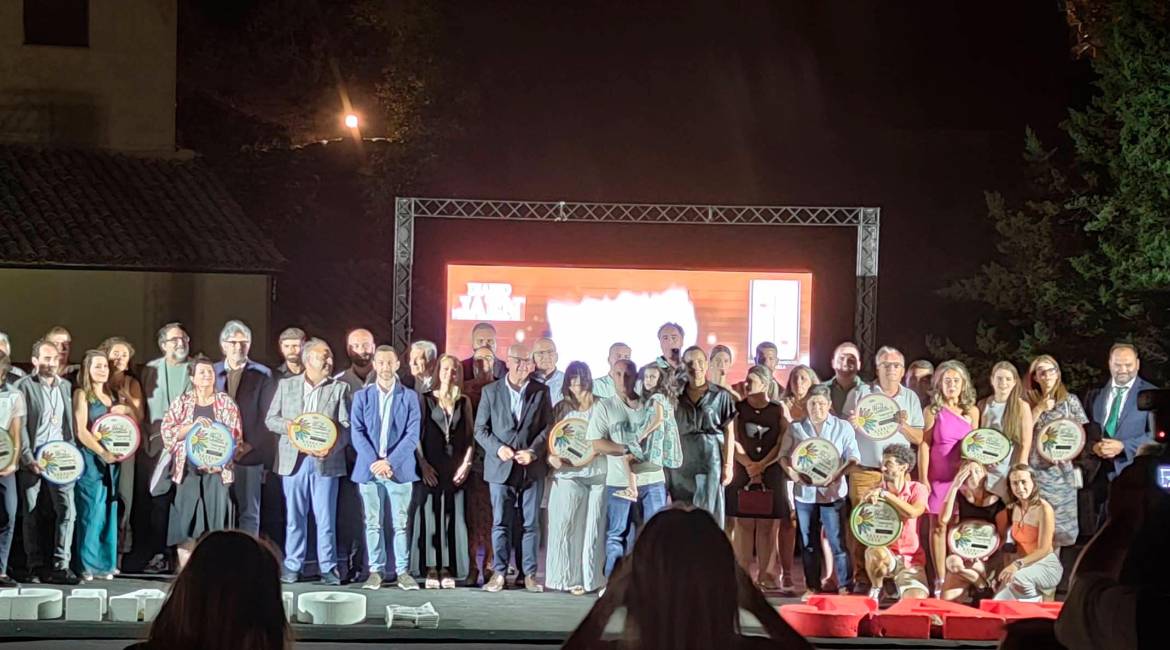 Foto de familia de premiados y autoridades en los Premios Reino de Jaén del Alto Guadalquivir. / Domingo Fábregat.