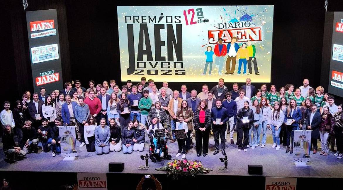 Foto de familia de premiados y asistentes en la Gala Jaén Joven 2025. / Francisco J. Marín / Diario JAÉN. 