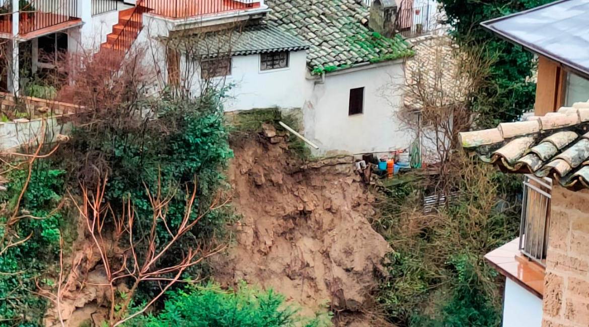 El desprendimiento de tierra que afectó a una de las viviendas.