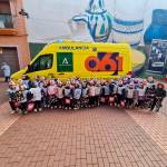 Escolares de Bailén ante una ambulancia del 061. / Junta de Andalucía.
