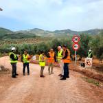 La delegada territorial, Soledad Aranda, durante su visita a las obras en los caminos rurales. / Junta de Andalucía.
