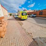 Ambulancia de Emergencias 061, junto a la puerta de la fábrica donde tuvo lugar el accidente en Bailén. / Diario JAÉN.