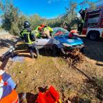 Bomberos de Linares intervienen en el coche destrozado en la A-302 en Jabalquinto. / Diario JAÉN