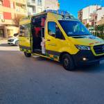 Ambulancia del Servicio de Emergencias 112 en la Plaza de la Constitución de Torredelcampo para socorrer al varón de 78 años atropellado.