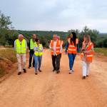 Soledad Aranda visita los trabajos que se ejecutan en el camino “Castellar de la Mata”. / Junta de Andalucía.