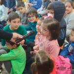 Una alumna canta ‘Tacones rojos’ coreada por sus compañeros. / Captura del vídeo / Diario JAÉN.