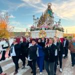 La cuadrilla de costaleros procesiona junto a la Inmaculada Concepción, patrona de Carboneros. / Álvaro Guzguti / Diario JAÉN.