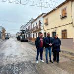 Visita a las obras de la calle Jacinto Benavente, en Lahiguera. / Diputación de Jaén.