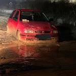 Coche atrapado en el barro. / Bomberos de Andújar.