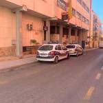  Vehículos policiales en la comisaría de Linares donde el padre de acogida permaneció detenido hasta quedar en libertad. / Archivo. 