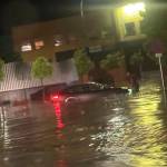 Coche atrapado por el agua en Andújar.