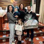Familias y bebés reciben la cesta y el cheque. / Ayuntamiento de Rus.