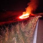 Incendio en la carretera de El Centenillo. / Policía Local de La Carolina. 