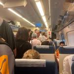 Los pasajeros del tren de Media Distancia se adaptan como pueden al espacio disponible en el nuevo tren. 