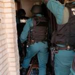 Guardias de la Usecic entran en el domicilio del detenido. / Guardia Civil.