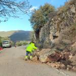 Desprendimiento de piedras en la vía. / Ayuntamiento de Huelma y Solera.