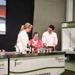 Raquel Oliver, Lucia Moya y Alberto Fernández durante la demostración culinaria. / A. Bravo.