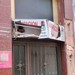 Cartel destrozado tras el acto vandálico perpetrado contra la sede del PSOE en Jamilena. / PSOE de Jaén.