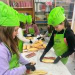 Alumnas de Peal de Becerro participan en el programa ‘Degusta Jaén en tu colegio”. / Diputación de Jaén.