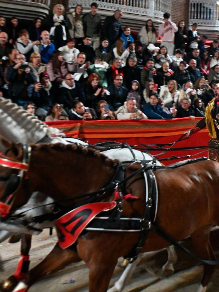 <i>Fernando López Miras sobre una cuádriga de caballos. / Twitter.</i>