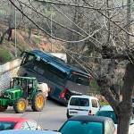 Estado en el que quedó el autobús escolar, que iba vacío. / PP de la Diputación de Jaén.