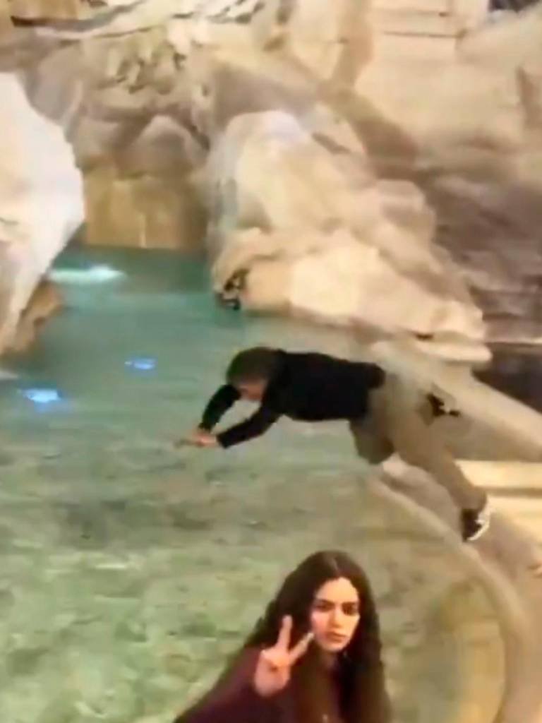 <i>Captura del pantalla del vídeo del hombre tirándose de cabeza en la Fontana di Trevi. </i>