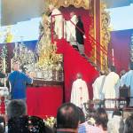 El obispo, Sebastián Chico, corona a la Virgen de la Fuensanta. / Diario JAÉN.