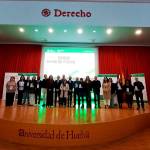 Estudiantes premiados por su esfuerzo y superación personal en la ESO de adultos, en la Facultad de Derecho de la Universidad de Huelva. / Junta de Andalucía.