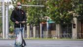 SEVILLA. Un hombre circula en patinete eléctrico durante el día 37 del estado de alarma. 