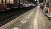 FRANCIA. Viajeros en una estación de metro de París, donde está señalizada la distancia social que hay que guardar entre pasajeros. 
