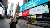 TURISMO. Una mujer con mascarilla en Times Square, en Nueva York. 