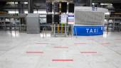 SIN PASAJEROS. Bandas en el suelo para marcar la distancia en el Aeropuerto Madrid-Barajas Adolfo Suárez.
