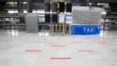 SIN PASAJEROS. Bandas en el suelo para marcar la distancia en el Aeropuerto Madrid-Barajas Adolfo Suárez.