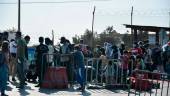 LESBOS. Migrantes evacuados tras el incendio del campo de Moria.