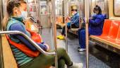 ESTADOS UNIDOS. Viajeros guardan la distancia social en un vagón del metro de Nueva York. 