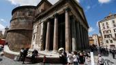 ACTIVIDAD. Un grupo de visitantes en el El Panteón en Roma.