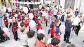 TODOS LOS PÚBLICOS. Los residentes aprovechan los descuentos, mientras los niños se divierten con los juegos y talleres en la calle. 