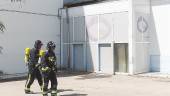 FUEGO. Agentes policiales y de bomberos, durante el acceso a las instalaciones. A la izquierda, estado de una de las dependencias.