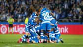 POLÉMICA. Los jugadores del Deportivo de La Coruña se abrazan durante un partido. 