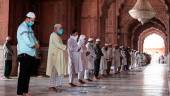 NUEVA DELHI. Musulmanes indios rezan con mascarilla y guardando la distancia en una mezquita. 