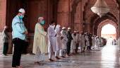 NUEVA DELHI. Musulmanes indios rezan con mascarilla y guardando la distancia en una mezquita. 